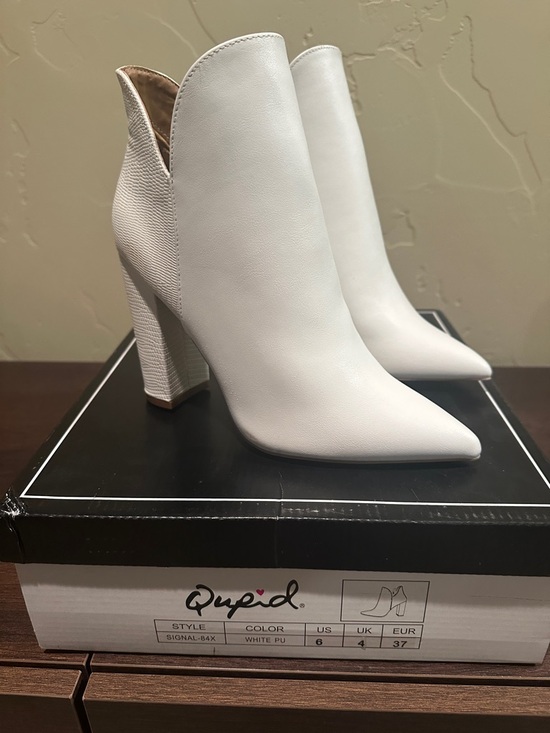 Qupid Shoes - Qupid White Pointed Toe Sculpted Block Heel Ankle Boots